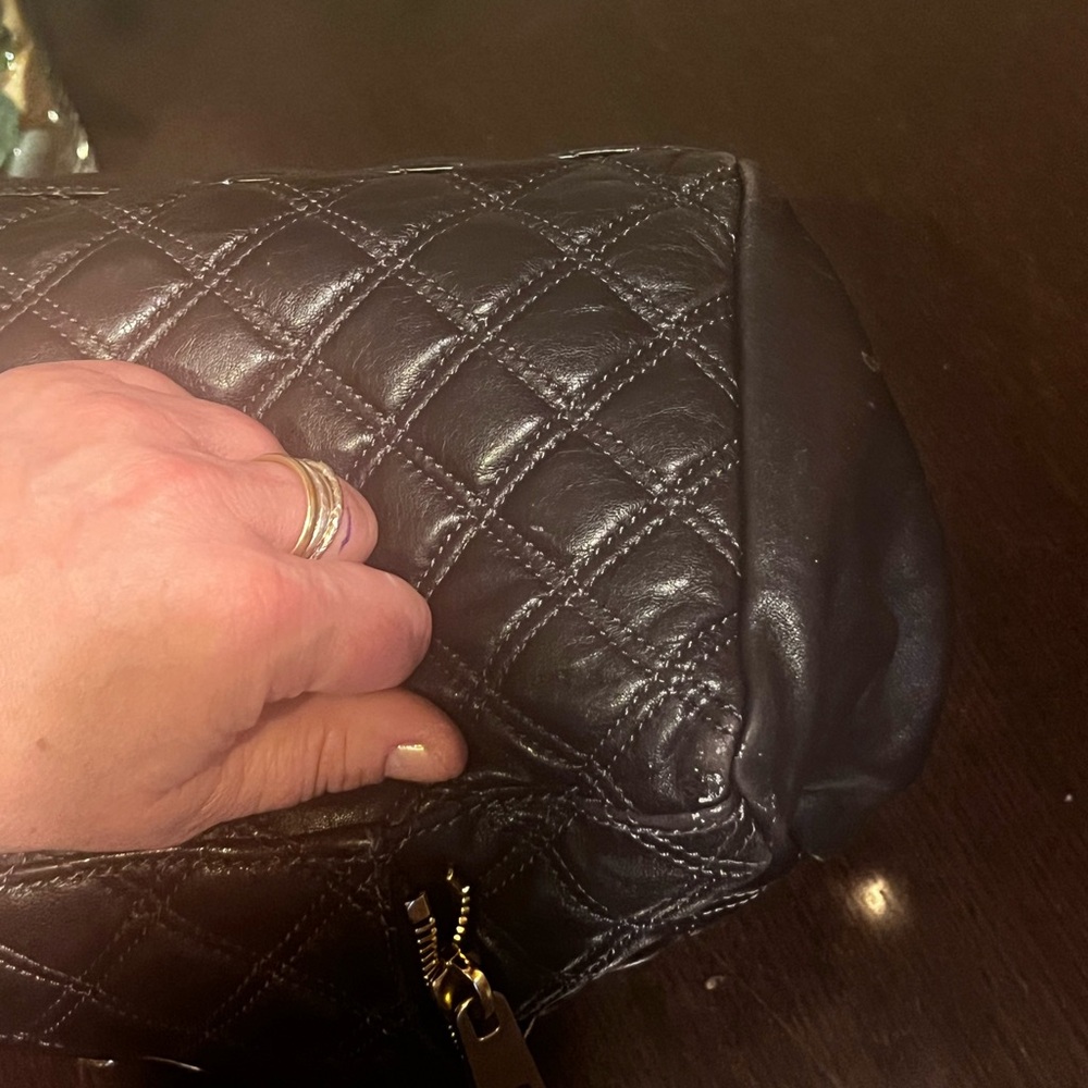 Marc Jacobs quilted black leather handbag in great condition. Gold hardware. - Picture 7 of 14